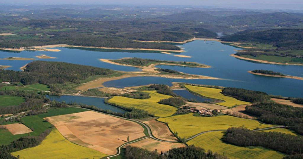 Bassines agricoles dans l'eau