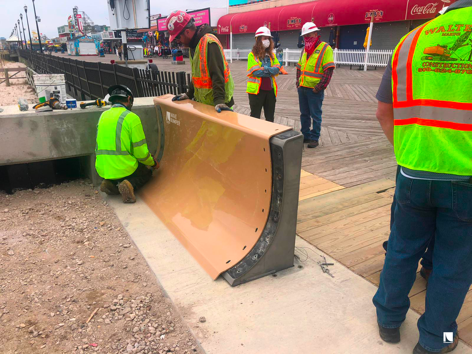 L'installation de digues amovibles avant une alerte submersion permet de protéger les bâtiments de l'eau.