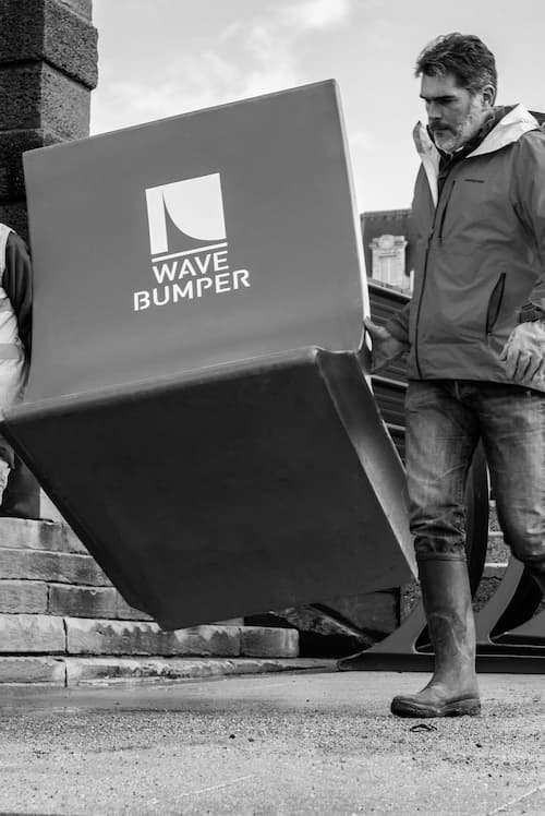 Romain Chapron, le fondateur de Wave Bumper participe à l'installation des digues qu'il a imaginées.