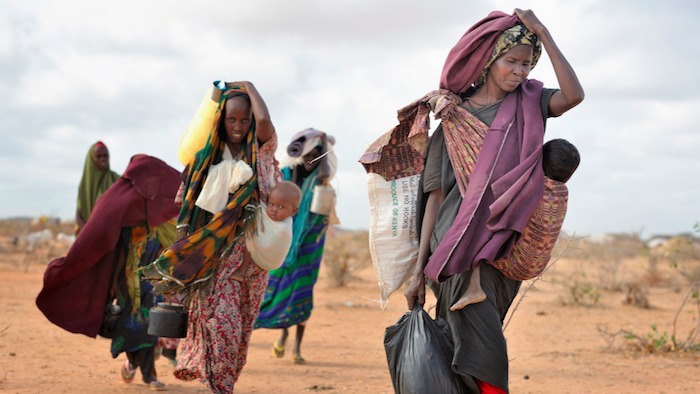 Des femmes somaliennes fuient la sècheresse avec leurs enfants en direction du camp de Dadaab au Kenya.