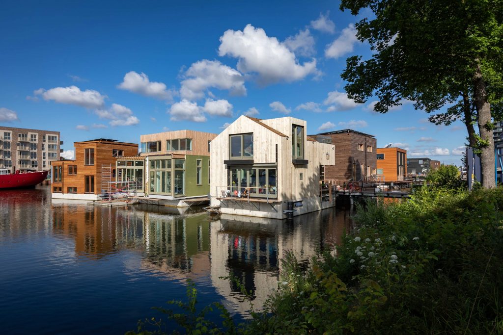 Schoonschip est un quartier flottant à Amsterdam permettant de faire face à la montée des eaux.